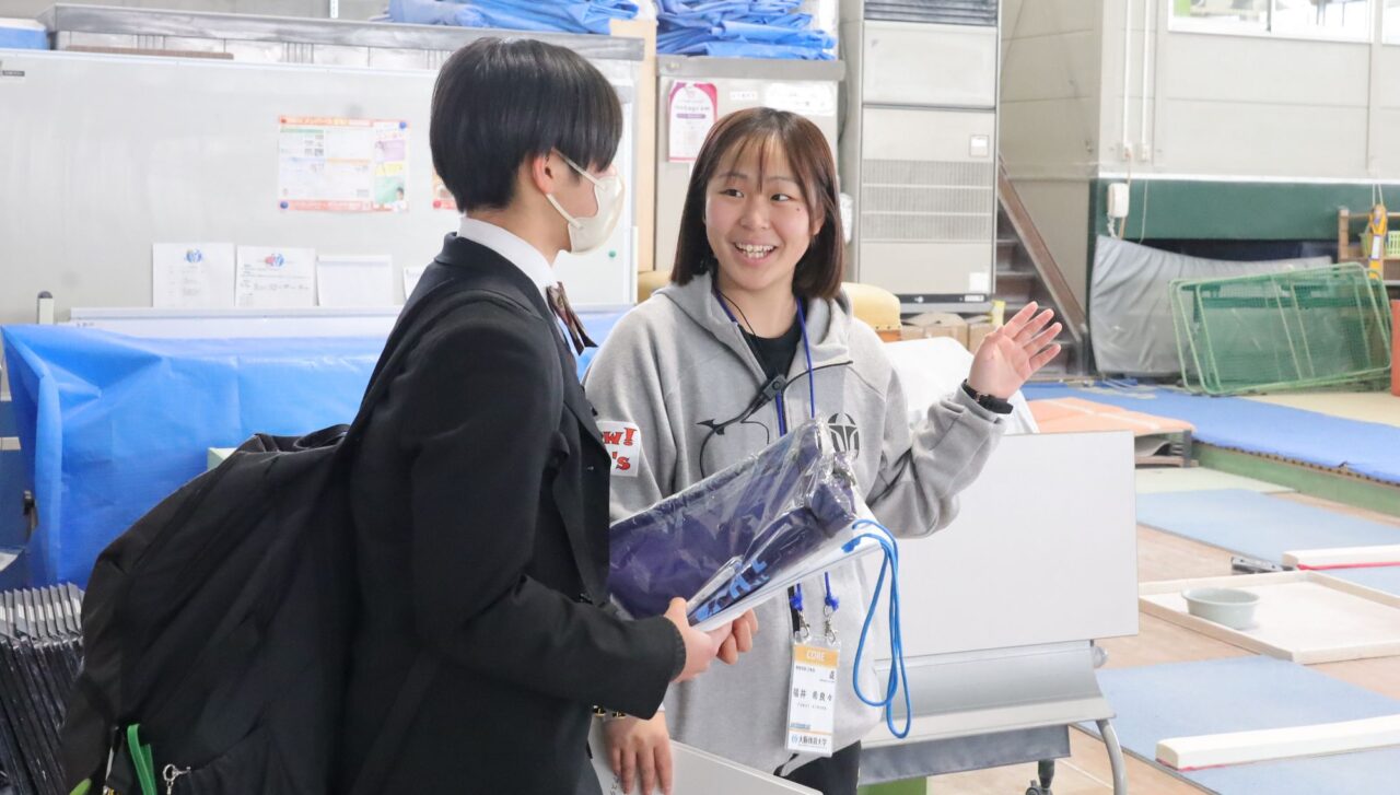 キャンパスツアーで高校生に笑顔で話しかけるボーキャンズの福井希良々(きらら)さん