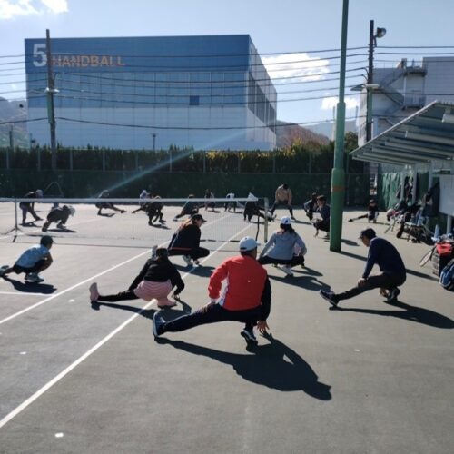 熊取町の住民の方がテニス教室に27名参加