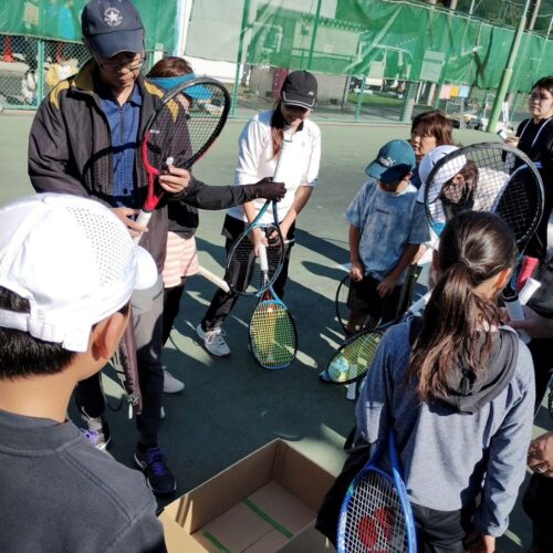 ガットを張り替えて再生したラケットをプレゼント