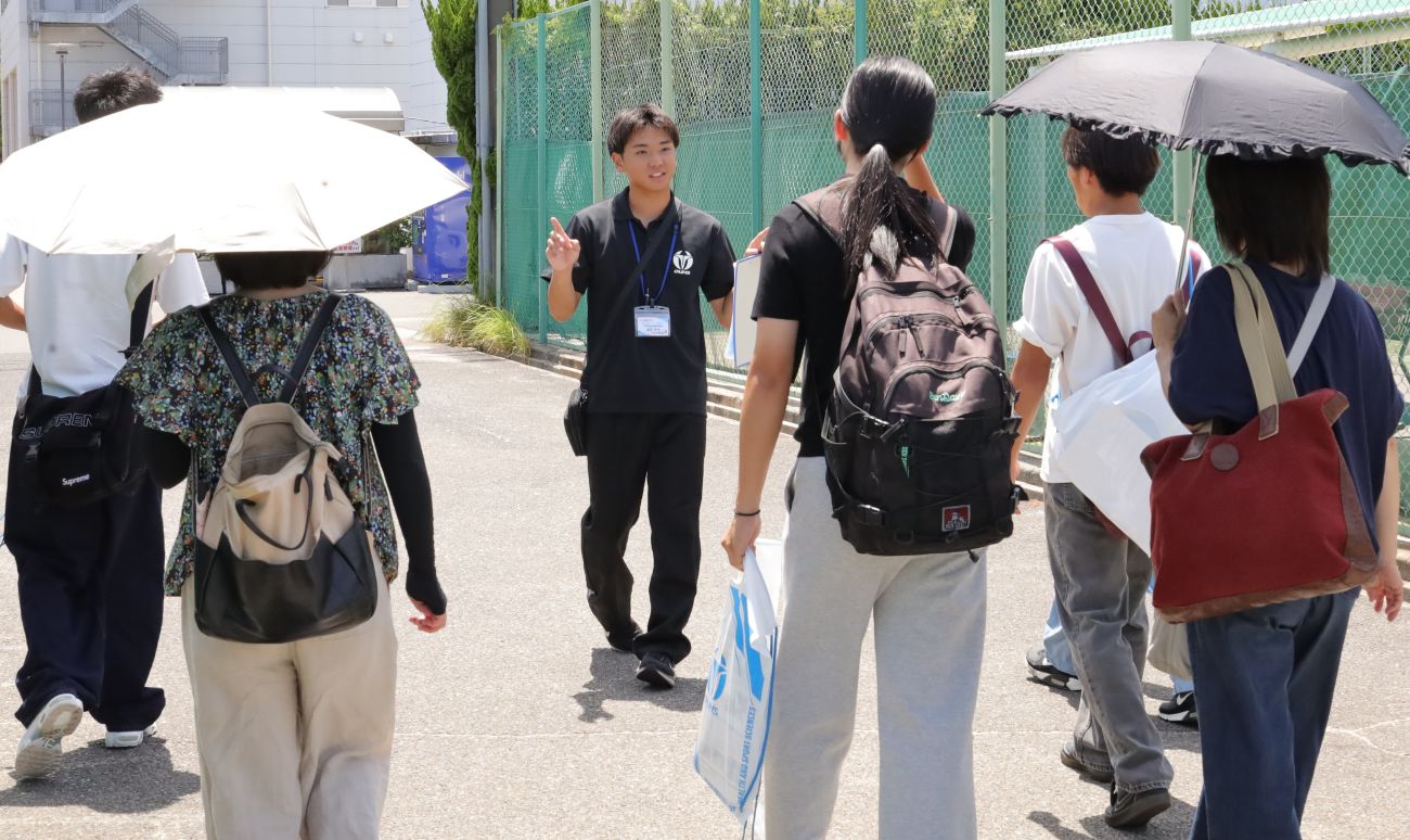 キャンパスツアー 学生スタッフが何度も後ろを向いて話しかける