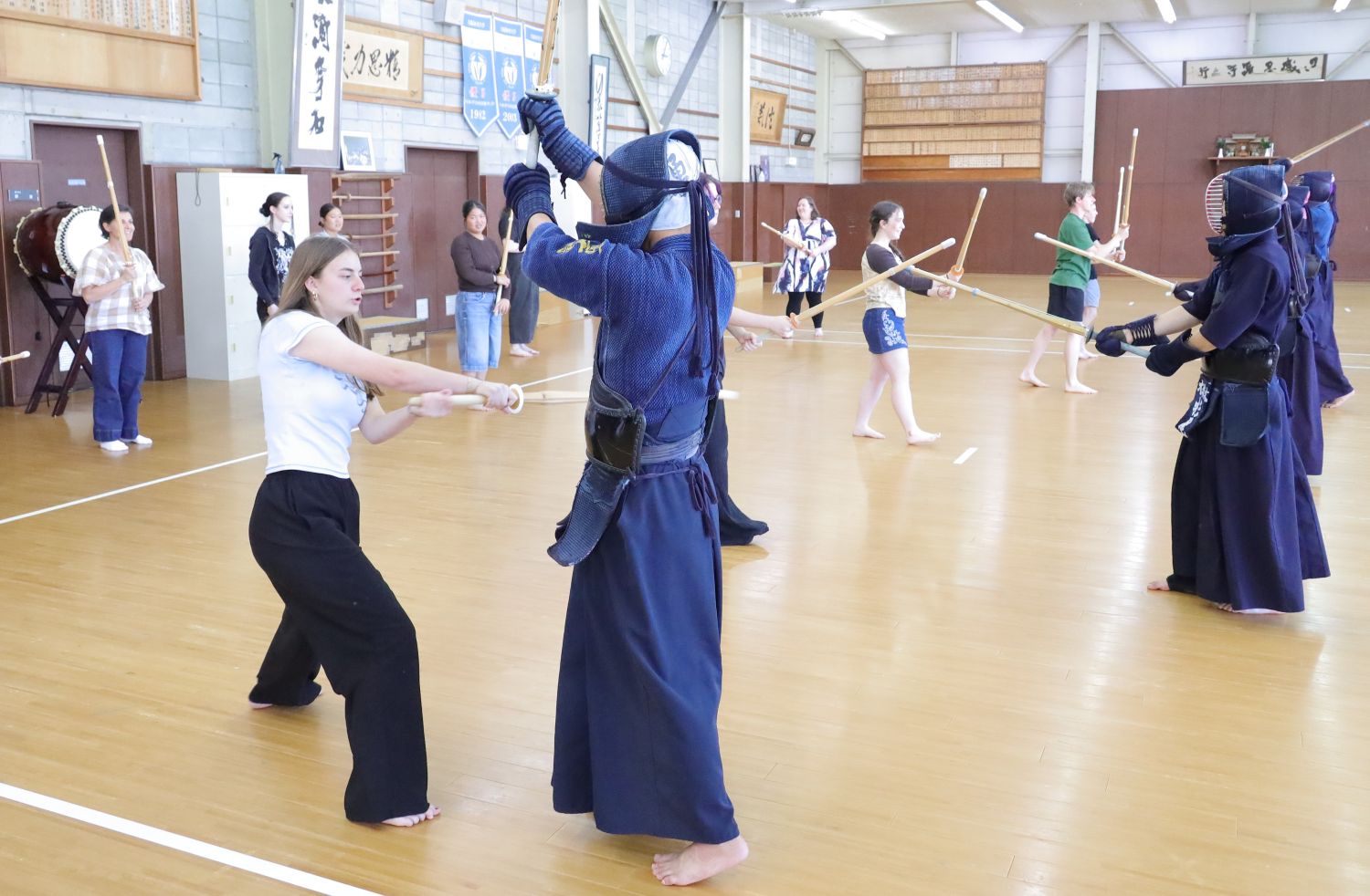 チャフィー中等学校の中学生が「ドウ」と大きな掛け声を上げて、剣道部員の胴に打ち込む
【大阪体育大学】