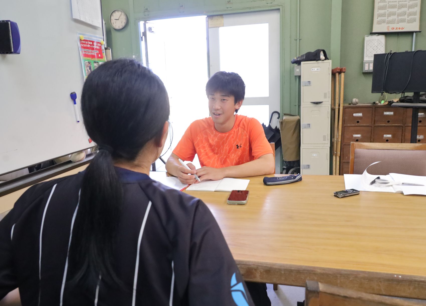 吉田麻衣子さんを取材する硬式野球部の梅原秀太さん(スポーツ科学部3年、兵庫・市立尼崎高校)
【大阪体育大学】