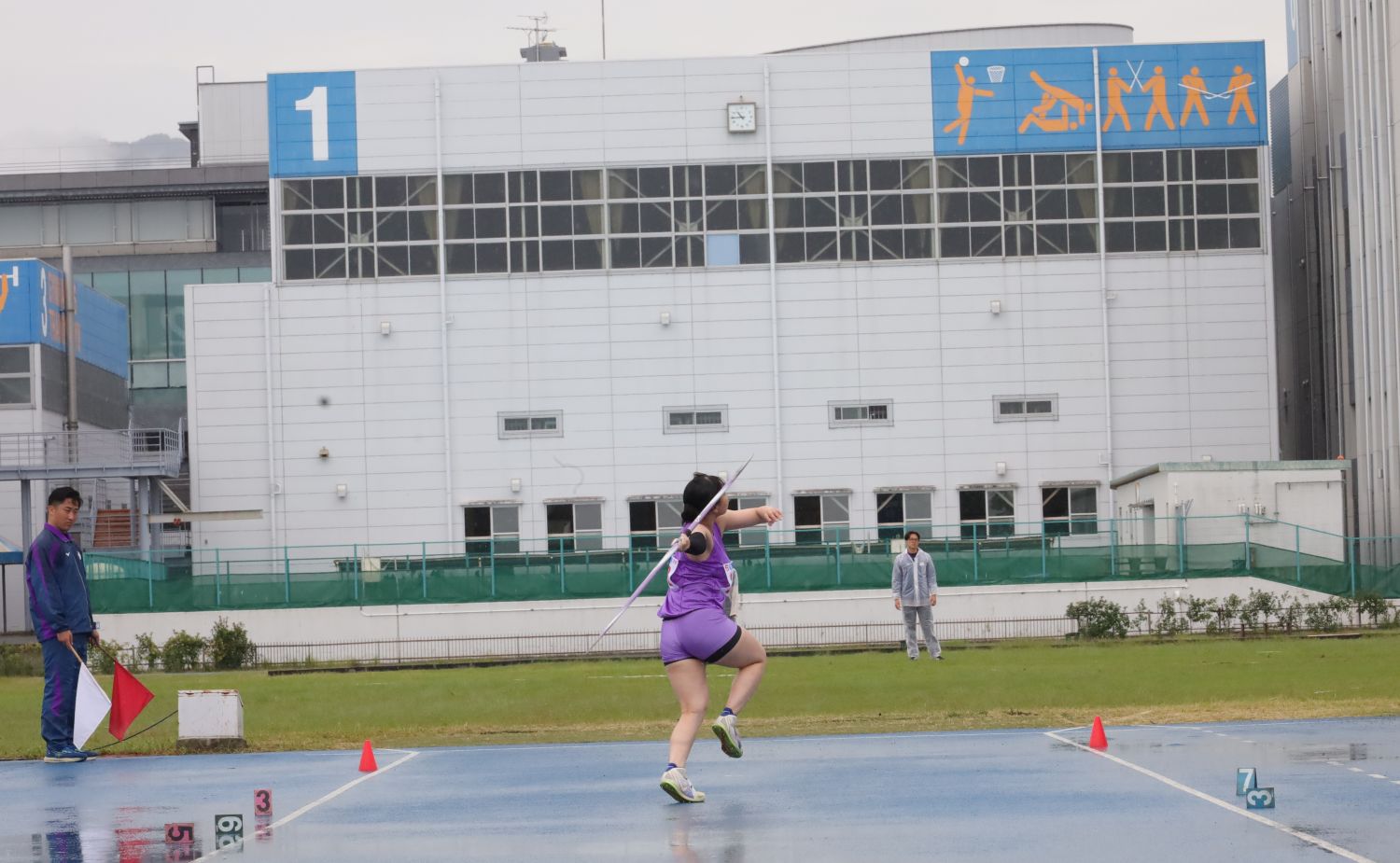 フィールドも含めて陸上競技専用の競技場を持つ大学は、全国でも数少ない 【大阪体育大学】