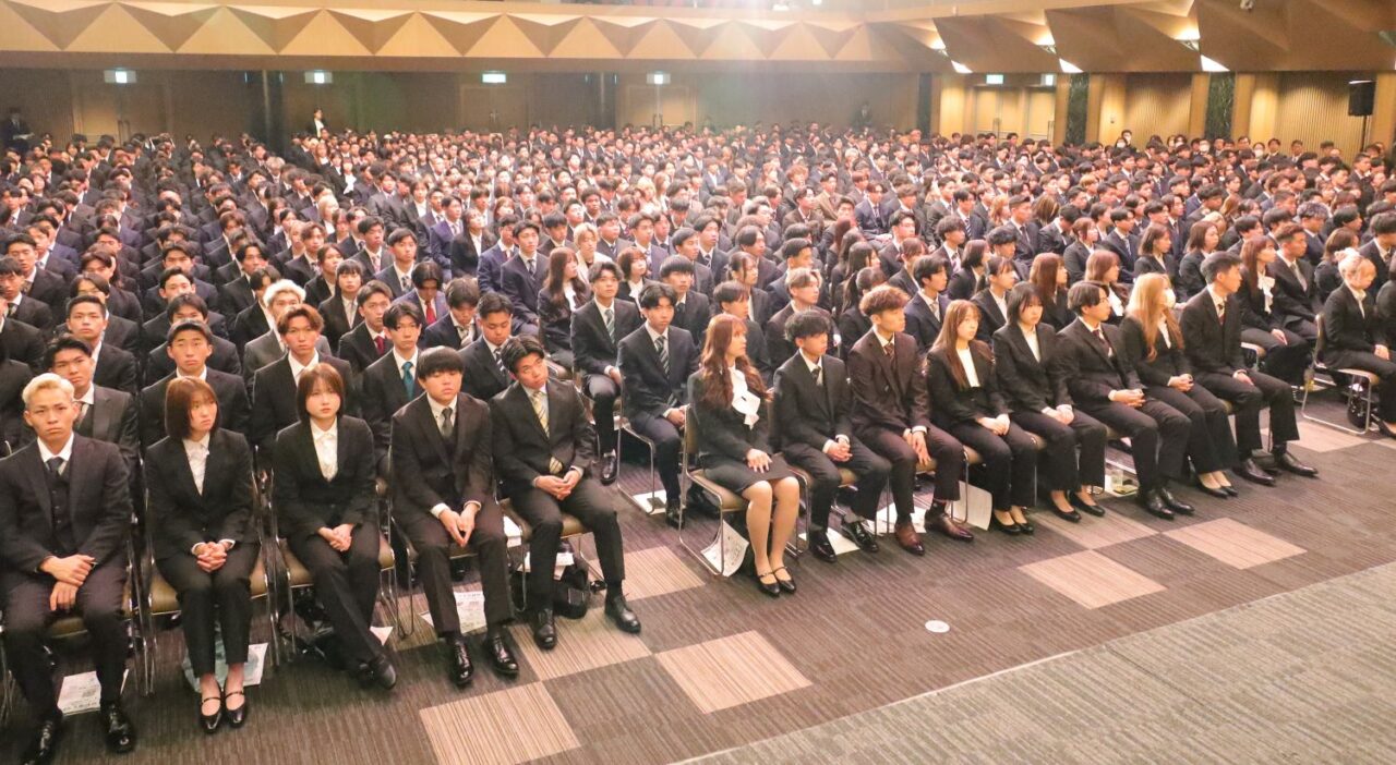 学長の式辞を聴く入学生 【大阪体育大学】
